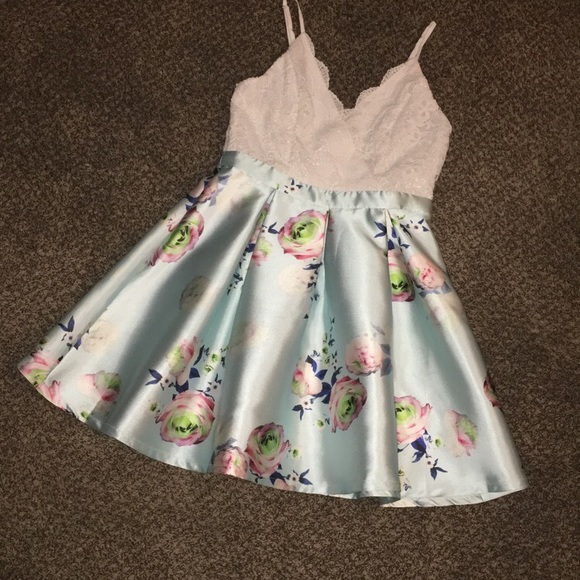 NWOT Cute Dress - Picture 2 of 5